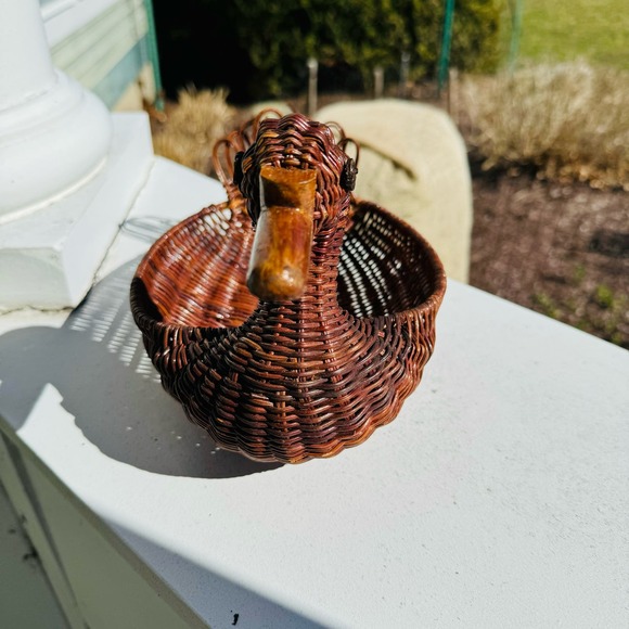 Vintage 70s Handmade Wicker Chestnut Brown Duck Basket Decorative Boho Cute Rare - Picture 4 of 7